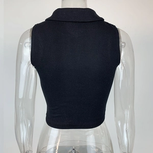 Vue arrière du crop top polo noir côtelé au design sans manches avec détail de col