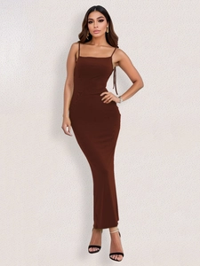 Détail de la robe longue moulante marron dos nu avec de fines bretelles et un col carré
