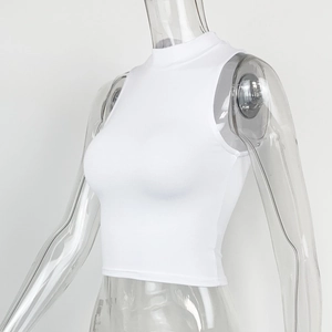 Vue détaillée du crop top blanc sans manches à col montant avec texture côtelée