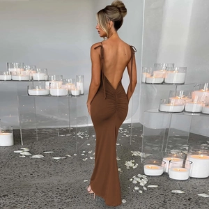 Détails froncés et dos nu d'une robe longue moulante marron chocolat élégante