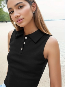 Polo femme noir sans manches en maille côtelée avec col boutonné pour un look d'été