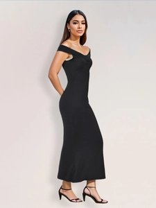 Détail de profil d'une robe longue noire à épaules dénudées avec une coupe moulante chic
