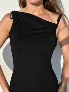 Abito aderente nero asimmetrico sexy con arricciature e orlo irregolare per l'estate