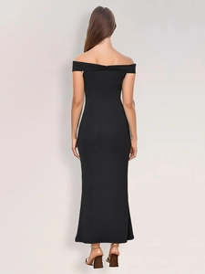 Vue arrière d'une élégante robe de soirée noire à épaules dénudées avec coupe ajustée