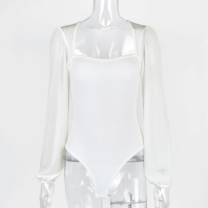 Dettaglio body bianco con scollo quadrato e maniche a lanterna in mesh velato