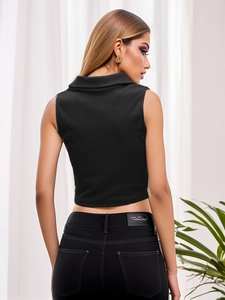 Haut court polo côtelé noir pour femme sans manches avec col élégant et coupe ajustée