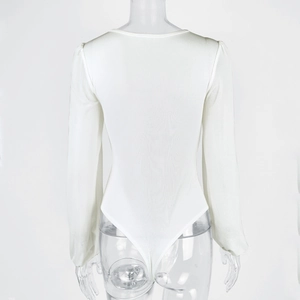 Dettaglio del body bianco in maglia a coste con maniche a lanterna in mesh, vista retro