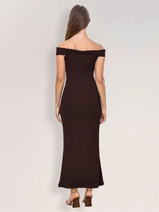 Robe longue moulante à épaules dénudées marron foncé avec une silhouette ajustée