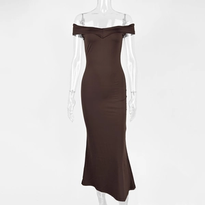 Détail d'une élégante robe longue marron à épaules dénudées et coupe moulante ajustée