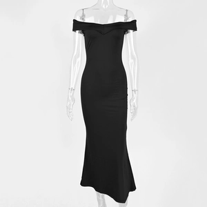 Détail de l'encolure en V et de la robe longue moulante noire à épaules dénudées