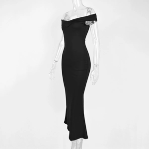 Détail de l'encolure en V sur cette robe de soirée noire moulante à épaules nues