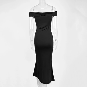 Détail de la robe sirène noire à épaules dénudées montrant la texture du tricot extensible