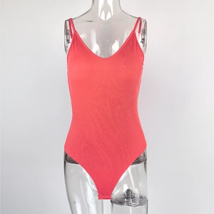 Détail d'un body côtelé rouge corail à col en V avec fines doubles bretelles sur mannequin