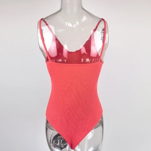 Détail du dos du body rouge corail à côtes avec coupe en V profond et fines bretelles
