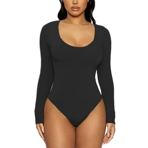Vue détaillée du body à manches longues et col en U, coupe ajustée en tissu noir