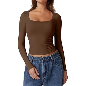 Dettaglio del crop top a maniche lunghe marrone scuro con scollo quadrato e tessuto a coste