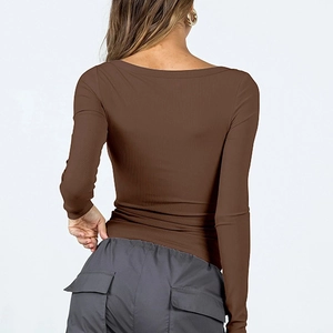 Vista posteriore di un top a maniche lunghe in maglia a coste marrone vestibilità slim