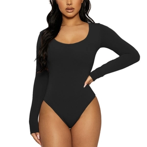 Détail d'un body noir ajusté avec col en U et manches longues extensibles pour femme
