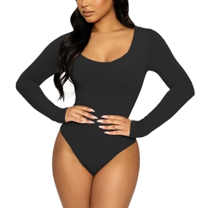 Détail d'un body noir ajusté à manches longues avec décolleté en U et coupe haute