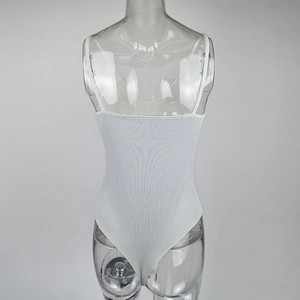 Vue arrière d'un body blanc en maille côtelée avec fines bretelles et coupe échancrée