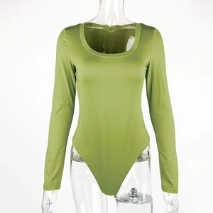 Détail du tissu vert avocat et de la coupe ajustée de ce bodysuit à manches longues