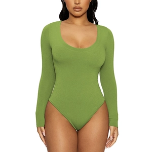 Détail d'un body vert olive avec manches longues et décolleté en U profond en tissu côtelé