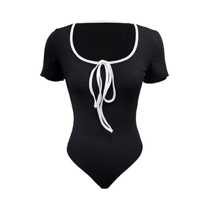 Détail du body noir côtelé avec encolure en U contrastée blanche et lien décoratif