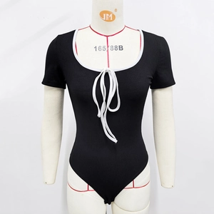 Détail d'un body ajusté avec bordure contrastée en tissu côtelé et lacets au col