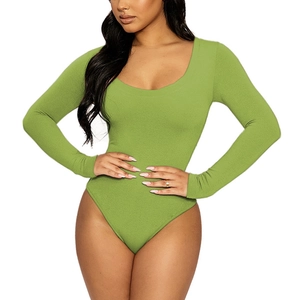 Détail d'un bodysuit vert à manches longues en maille côtelée avec col en U et texture