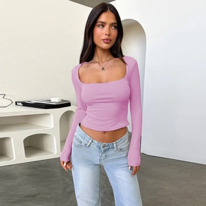 Dettaglio del top corto color lavanda a maniche lunghe con scollo quadrato e tessuto a coste