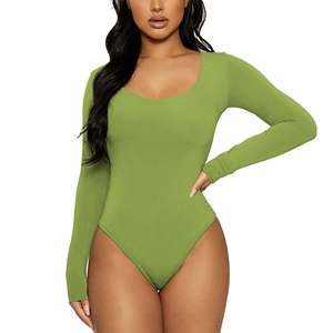 Détail du body en maille côtelée verte montrant l'encolure en U et la texture