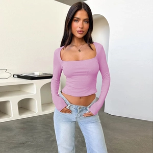 Dettaglio di un top aderente in maglia a coste viola chiaro con scollo quadrato e maniche lunghe