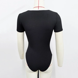 Détail d'un body noir à manches courtes avec col en U contrasté blanc en maille côtelée