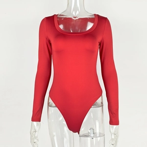 Vue détaillée du body bordeaux à manches longues et col en U sur mannequin de vitrine