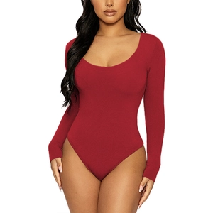 Détail d'un body ajusté rouge foncé à col en U et manches longues pour femmes