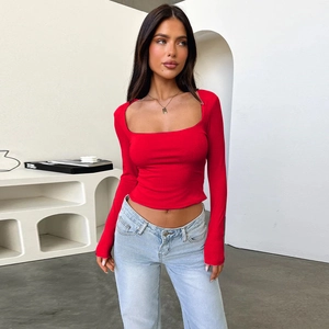 Top corto rosso aderente a maniche lunghe con scollo quadrato e trama a costine