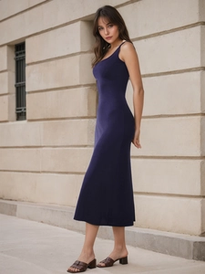 Abito midi smanicato blu scuro con vestibilità slim e scollo quadrato indossato da una modella