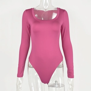 Détail d'un body rose à manches longues avec décolleté arrondi et coupe ajustée