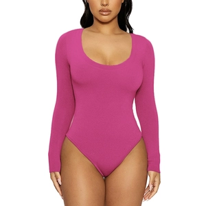 Vue détaillée de face du body femme à manches longues et col en U, couleur prune violette