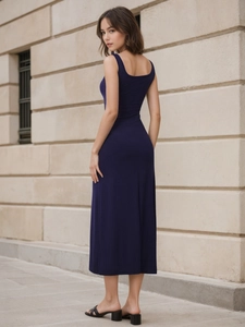Dettaglio dell'elegante abito midi senza maniche blu navy con design con scollo a U