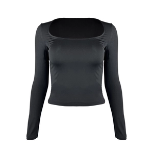 Top corto nero a maniche lunghe con scollo quadrato e vestibilità slim da donna