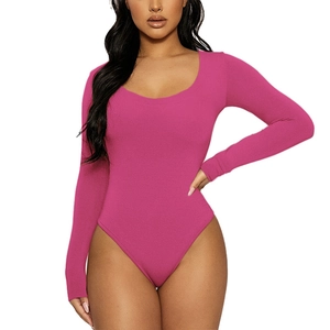 Détail d'un body rose fuchsia à manches longues avec décolleté en U et tissu élastique