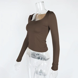 Dettaglio dello scollo quadrato ampio e del top marrone aderente a maniche lunghe