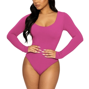 Détail du body ajusté à manches longues et col en U en magenta vif avec texture lisse
