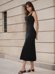 Abito midi nero senza maniche con scollo quadrato per un look estivo elegante e sottile