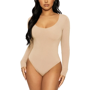 Détail d'un body beige ajusté avec col en U profond et manches longues sur mannequin