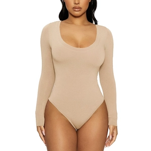 Détail du body beige à manches longues montrant le décolleté en U et la maille fine