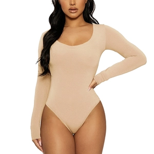 Détail d'un body beige à manches longues avec col arrondi et tissu en maille extensible