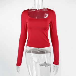 Dettaglio dello scollo quadrato e della trama in maglia di questo top rosso aderente