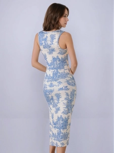 Slim fit square neck midi dress with blue toile de jouy print and side slit detail